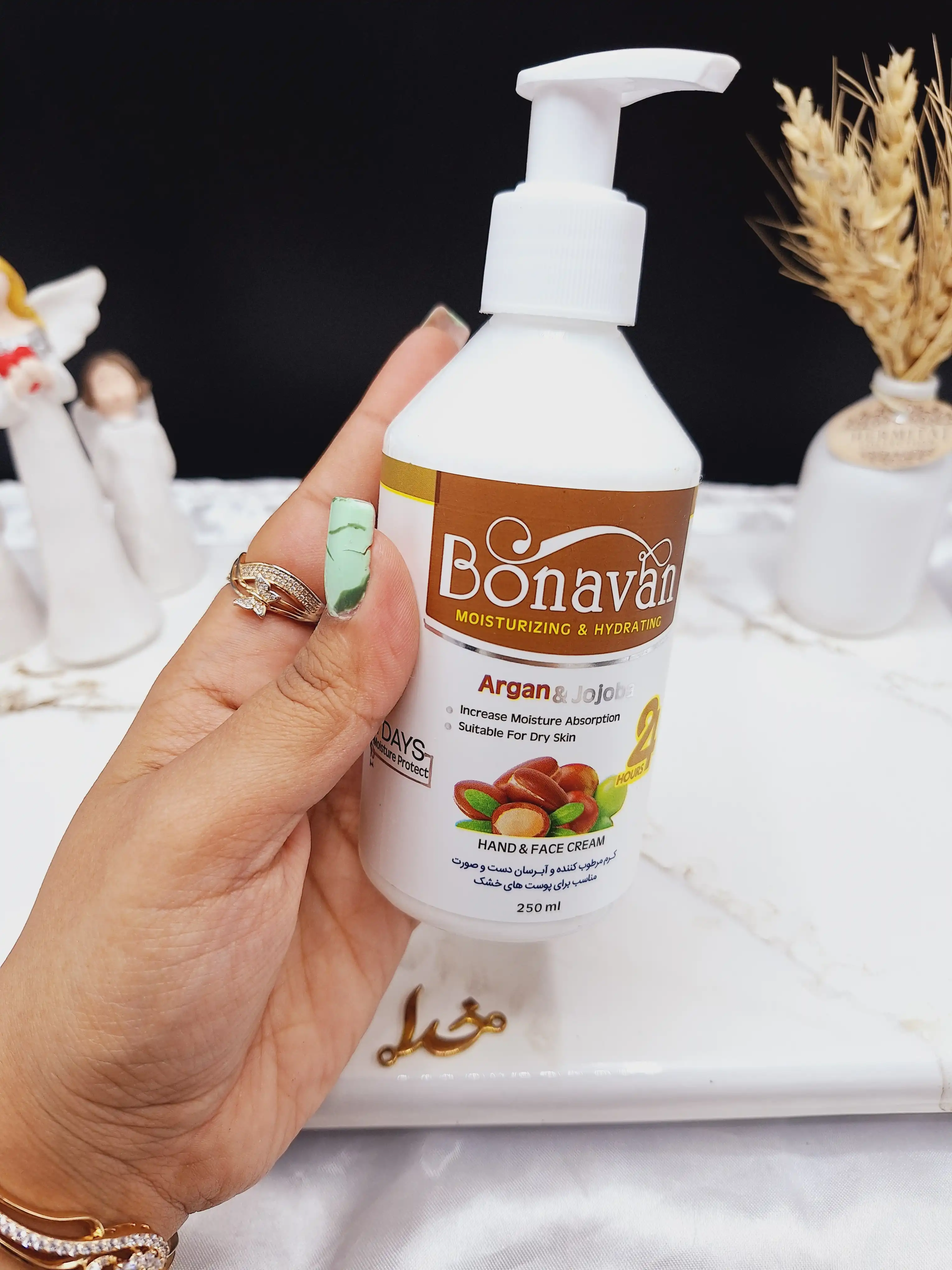 کرم مرطوب کننده پمپی دست و صورت رایحه آرگان جوجوبا برند بناوان BONAVAN