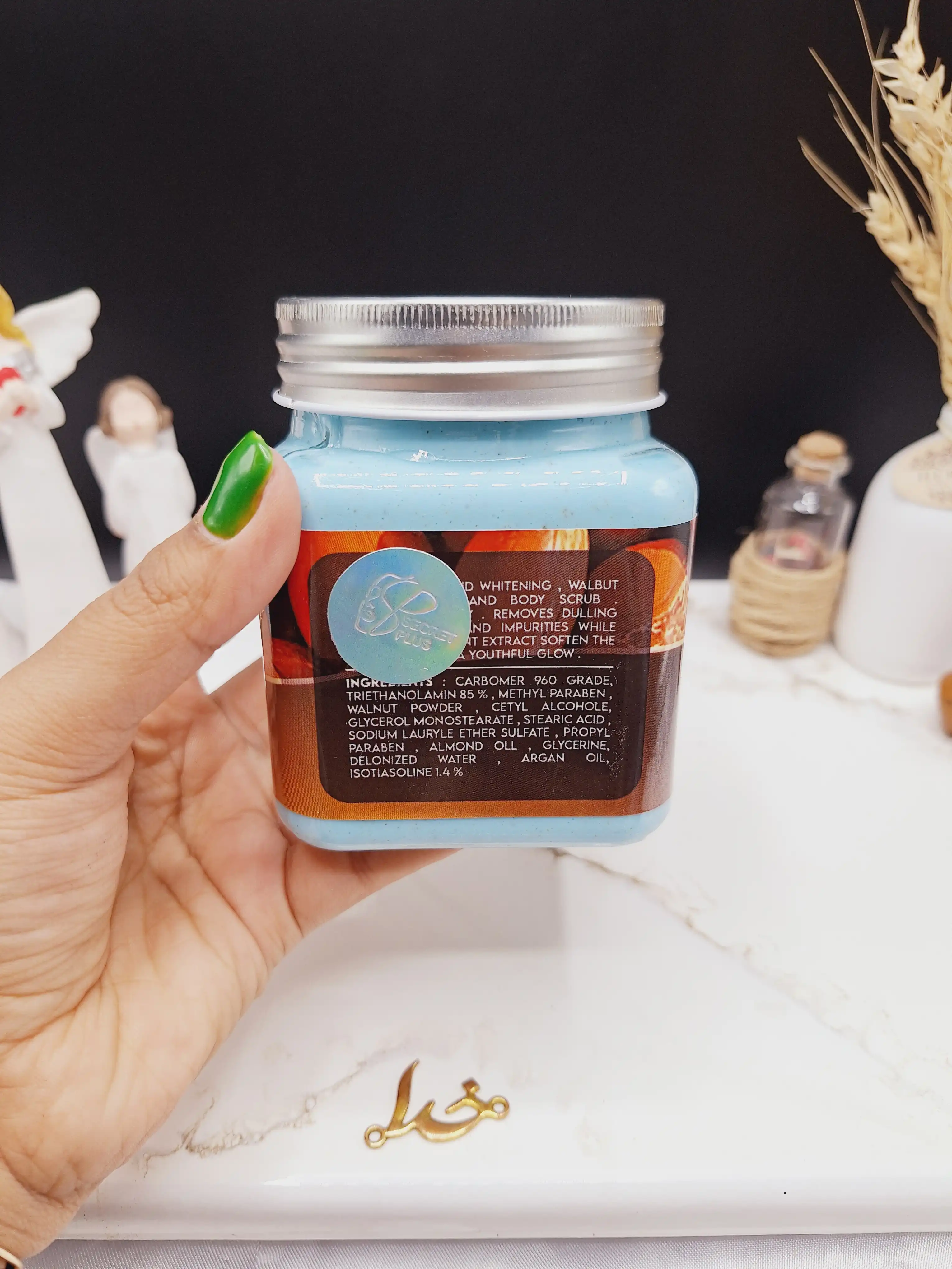 اسکراب لایه بردار تیرگی رایحه روغن آرگان ARGAN OIL برند secret plus حجم 500ml