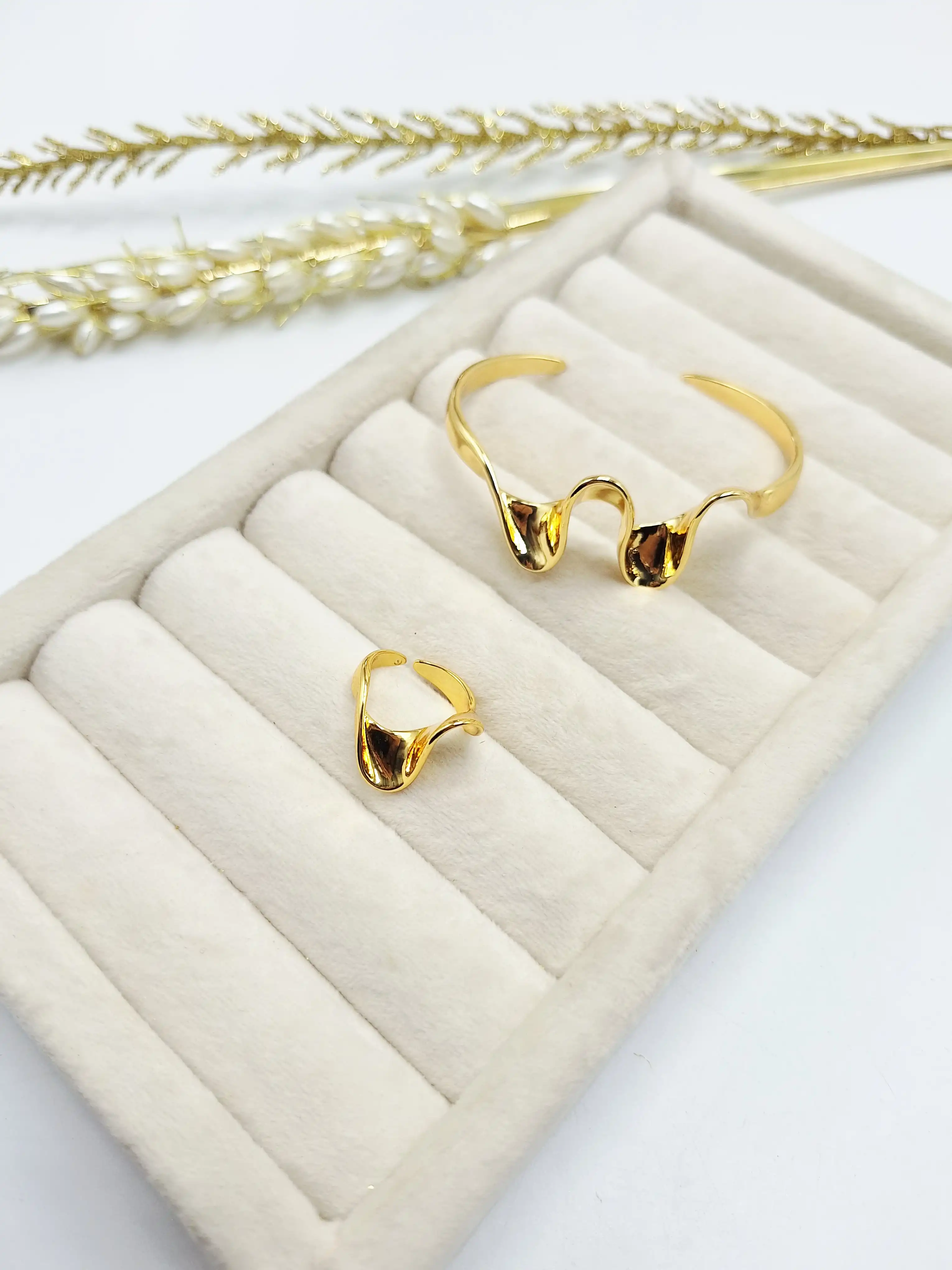 ست دستبند و انگشتر طرح موج طلایی