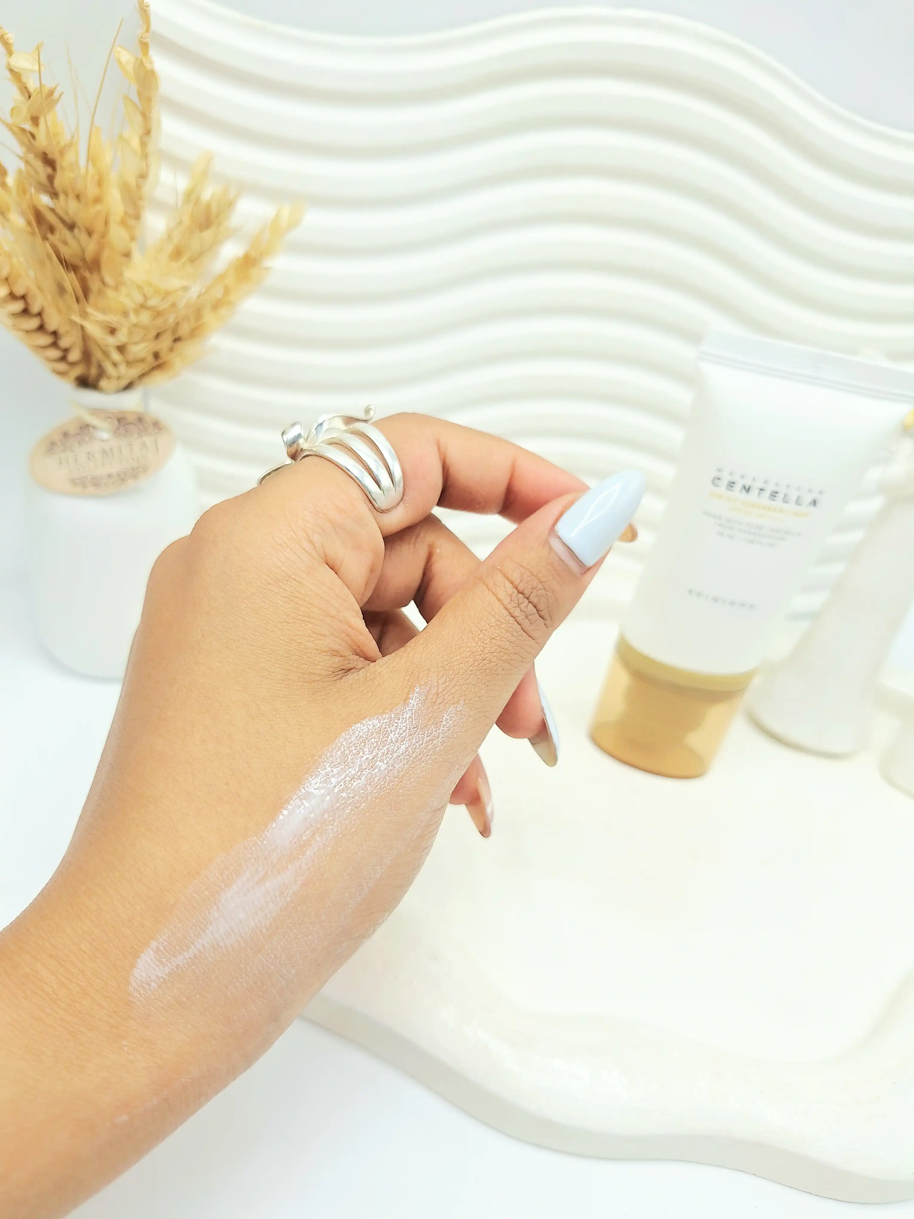 ضدآفتاب سنتلا SKIN1004 مناسب مستعد قرمزی محافظت بسیار بالا در برابر اشعه‌های UVA و UVB های‌کپی امارات  کد 1608